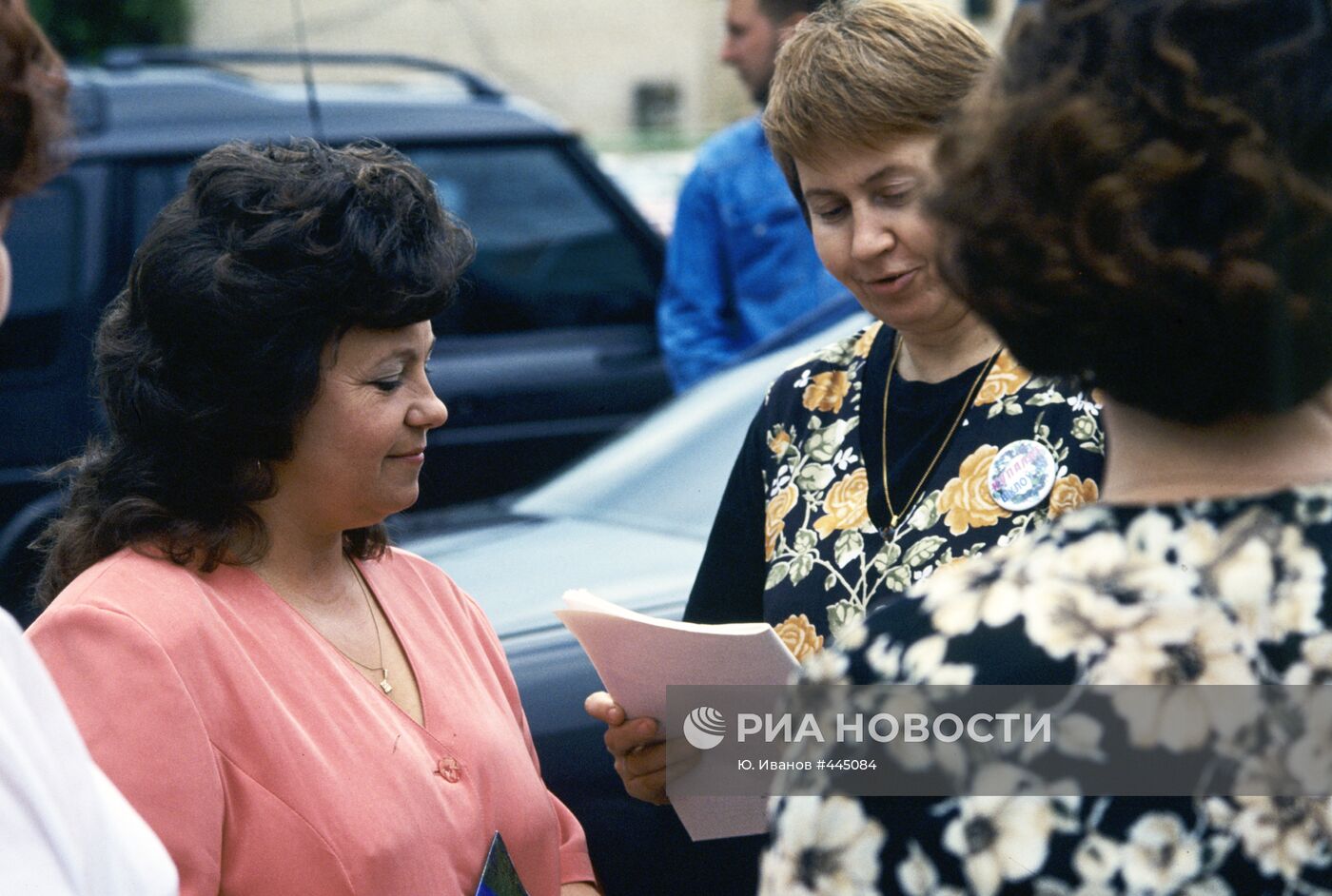 445084 05.07.1997 Супруга Президента Республики Беларусь Галина Лукашенко (слева) на праздничных гуляньях, посвященных 930-летию Минска.