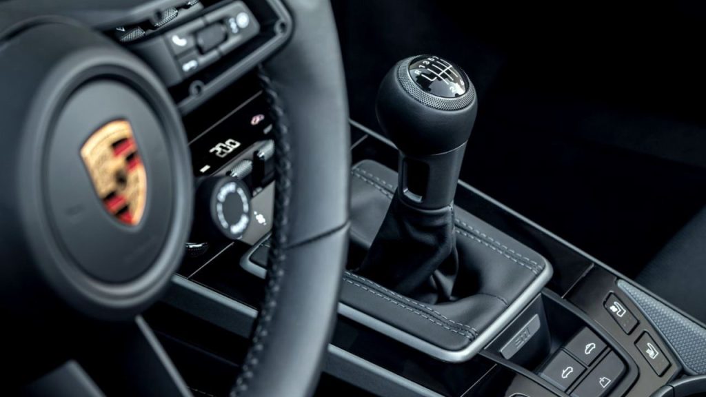 Єдина трансмісія, одночасно механічна та автоматична: Porsche рятує класичну коробку передач