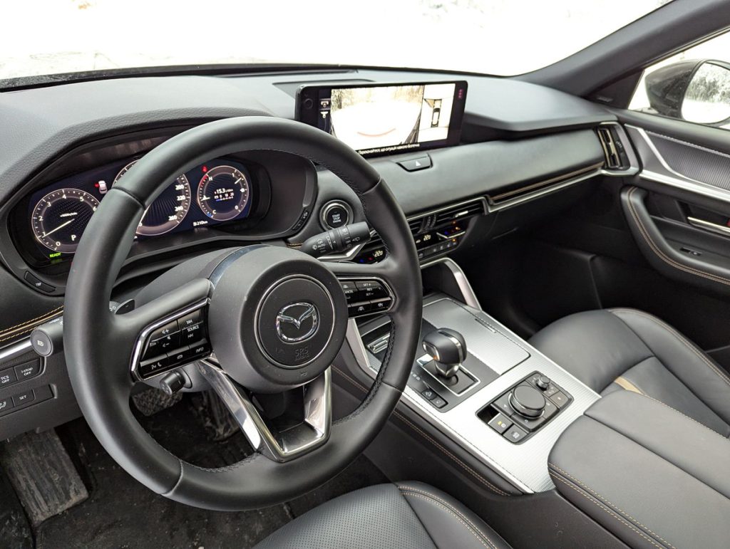 Оновлена Mazda CX-60