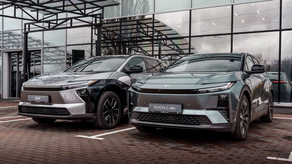 В Україні офіційно дебютували перші електромобілі Toyota: оголошено ціни