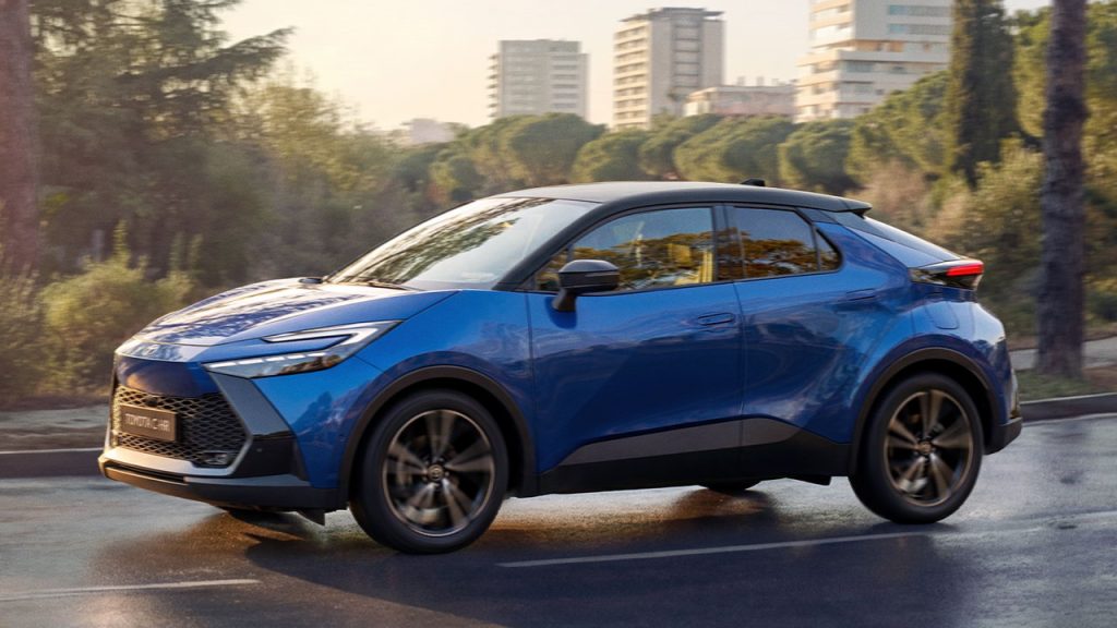Toyota оновила популярний кросовер: фото та ціна